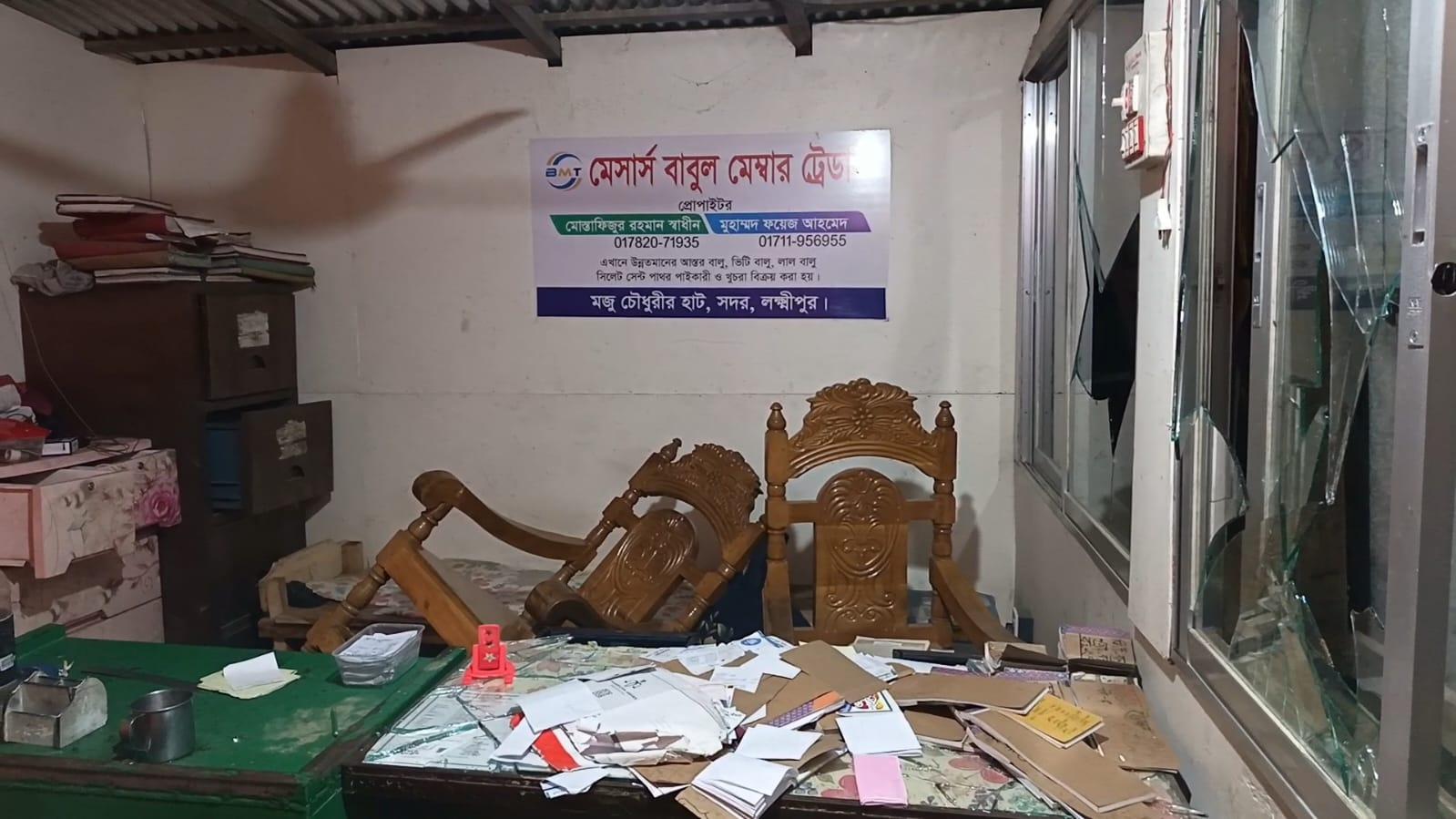 লক্ষ্মীপুরে ৬ বালুর গদিতে হামলা-লুটপাট, জেলা ছাত্রদলের বিরুদ...